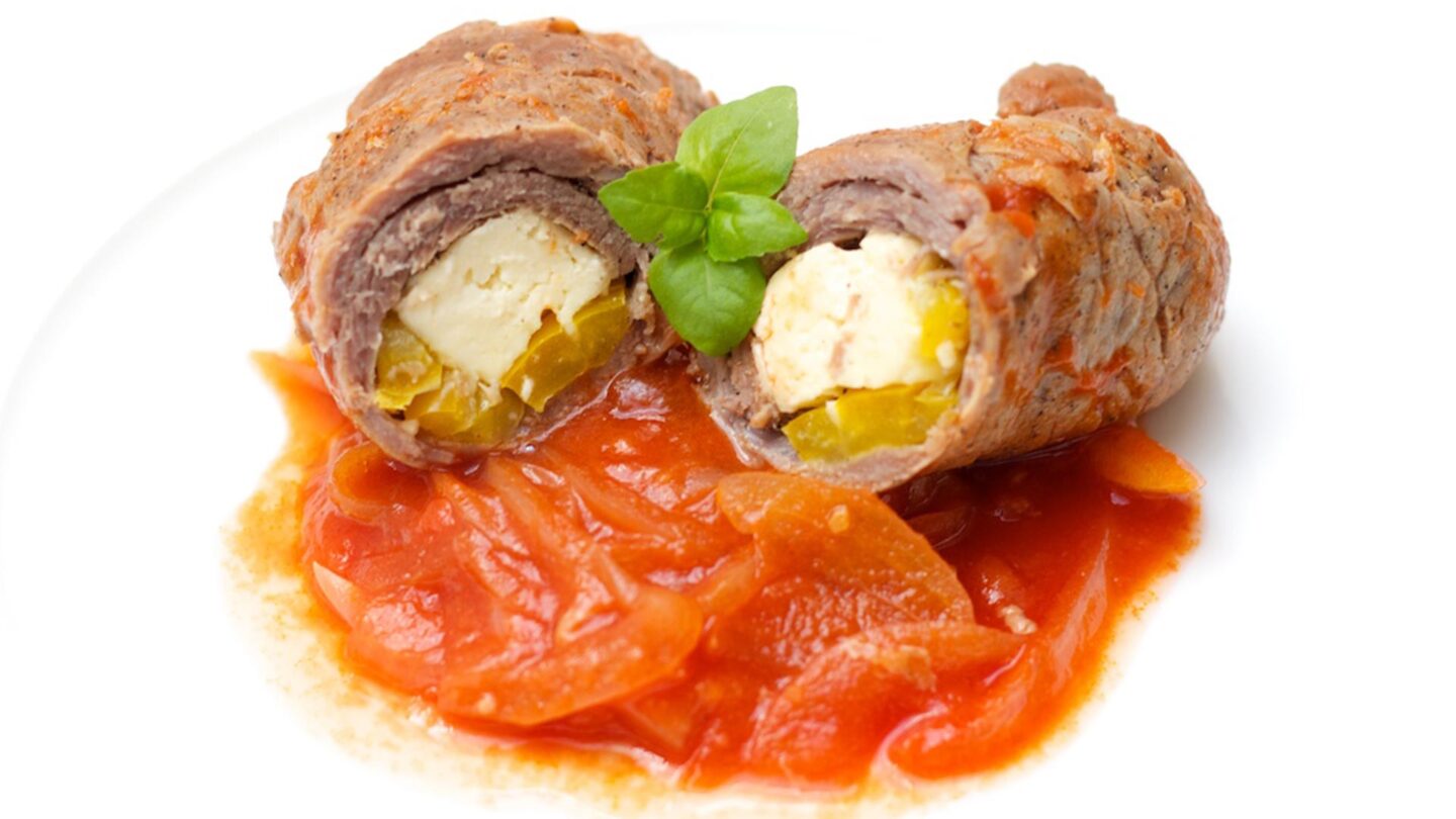 Pripremite punjene teleće rolice u umaku od vina