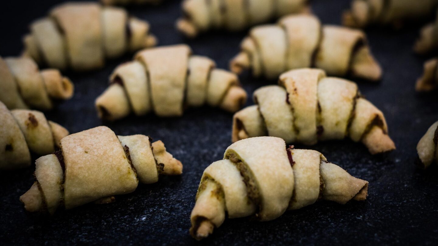 Rugelach kiflice šunkom i pestom od prokulica