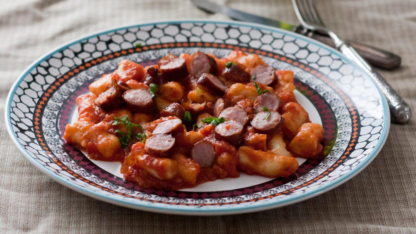 Domaći njoki u umaku od rajčica s kobasicama