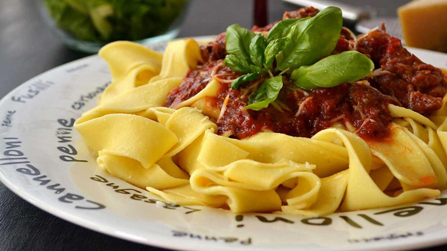 Juneći vrat u umaku od pečenih paprika i rajčica