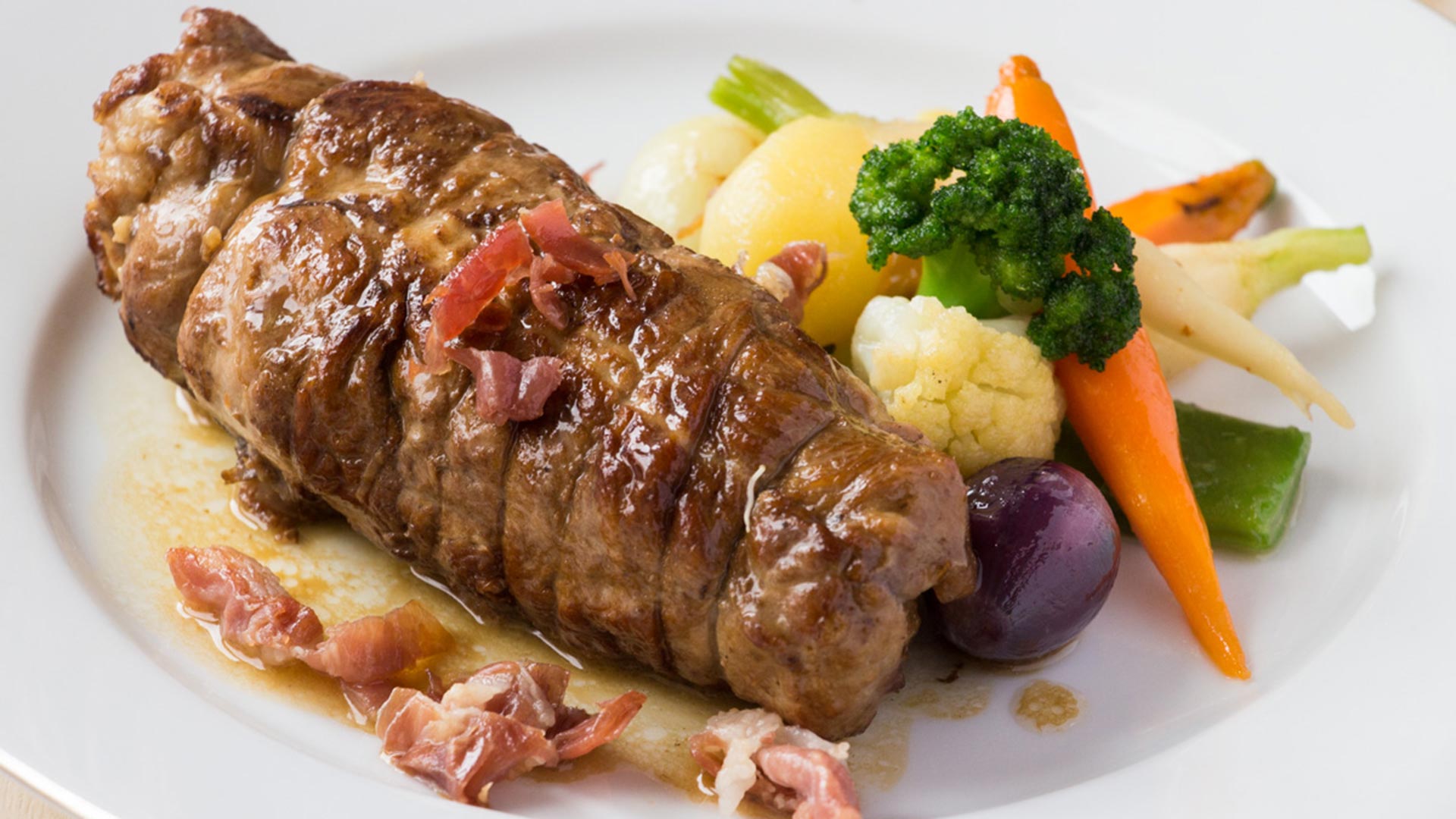 Rolana teleća plećka u umaku od bijelog vina