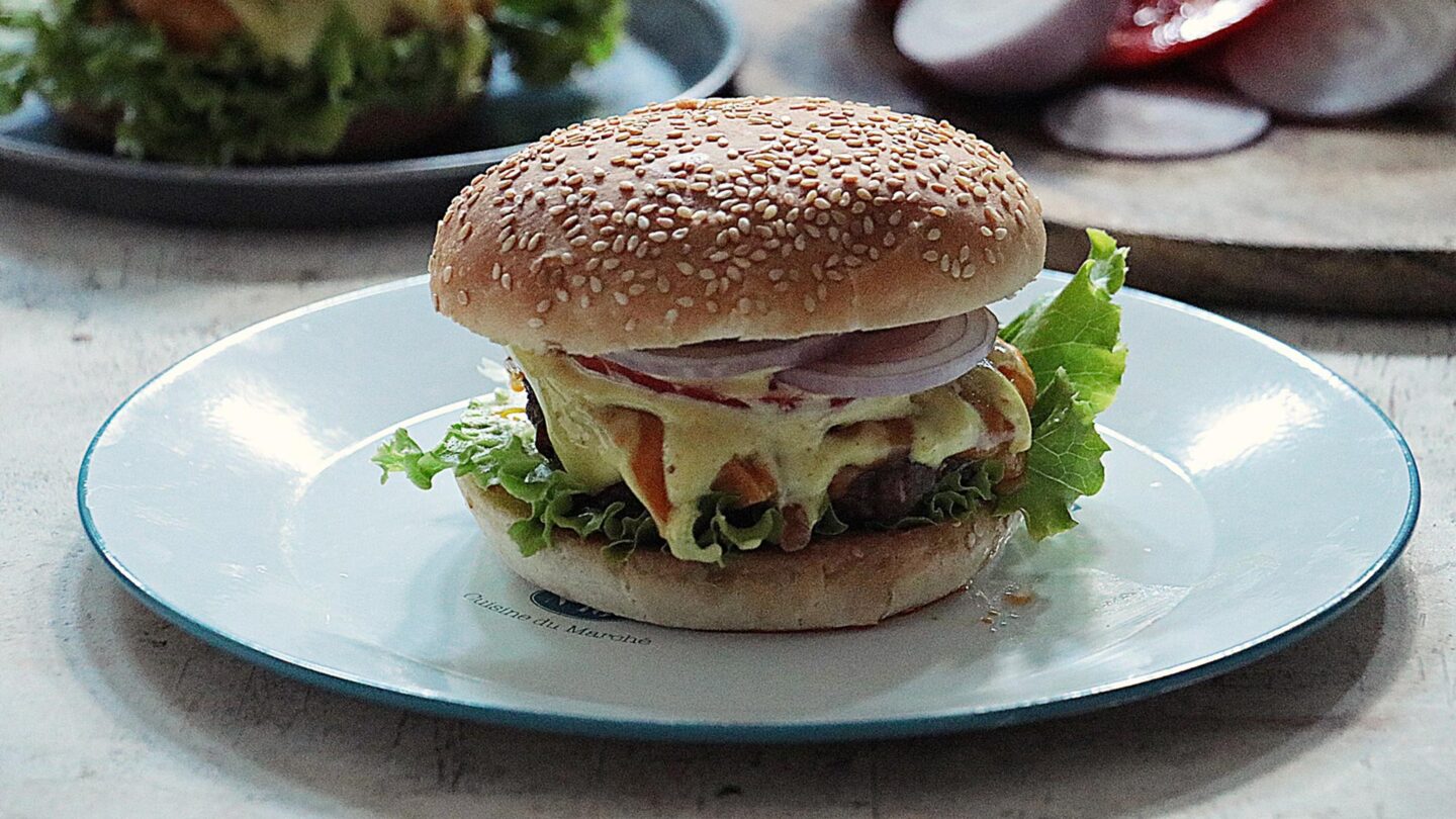Hamburger od junetine s curry majonezom