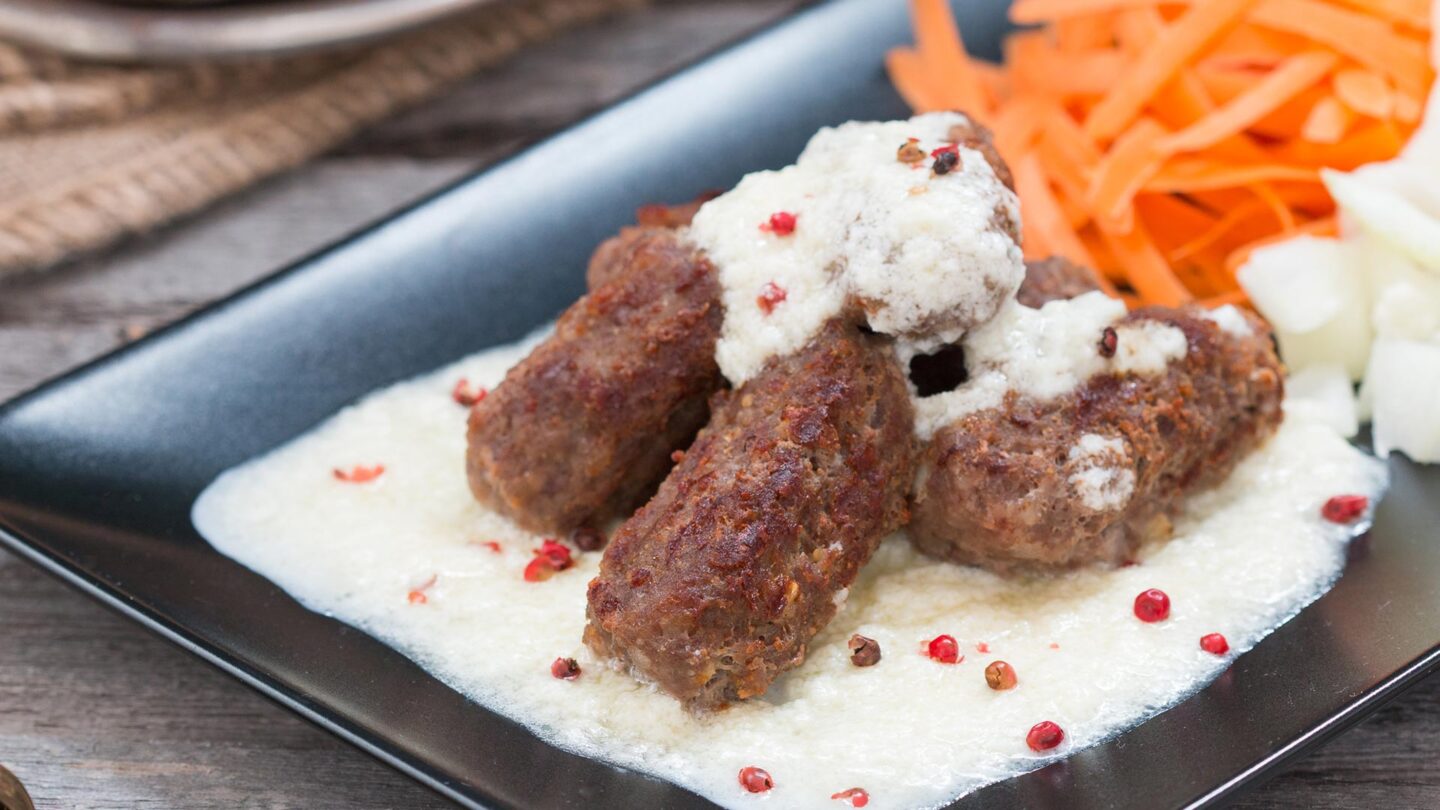 Brzi domaći ćevapi u umaku od kajmaka