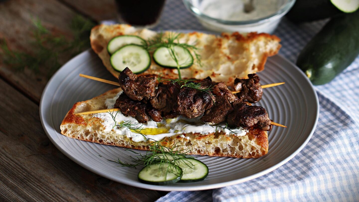 Grčki ražnjići: Souvlaki s tzatziki umakom