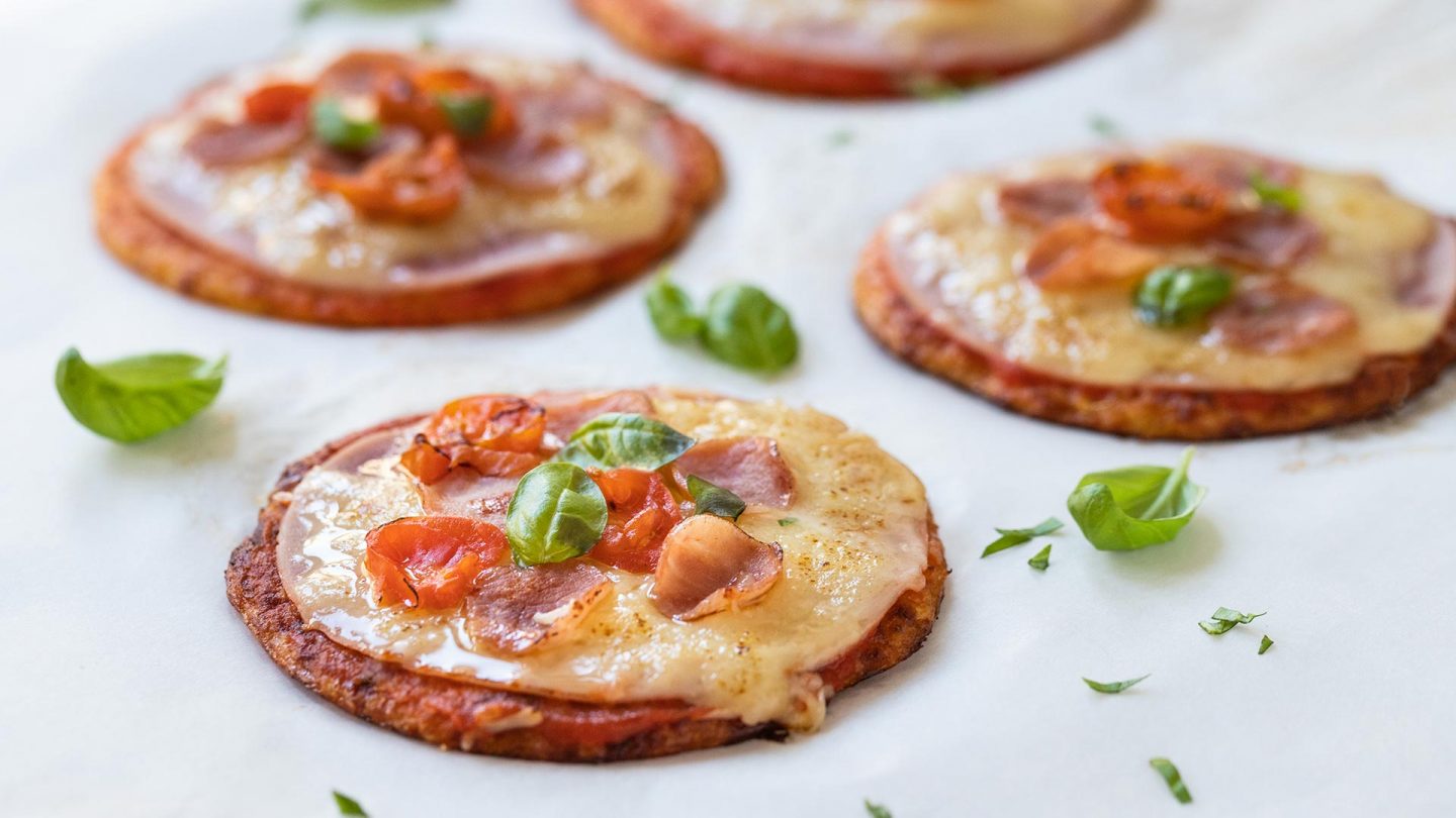 Pizzete od cvjetače sa šunkom i sirom