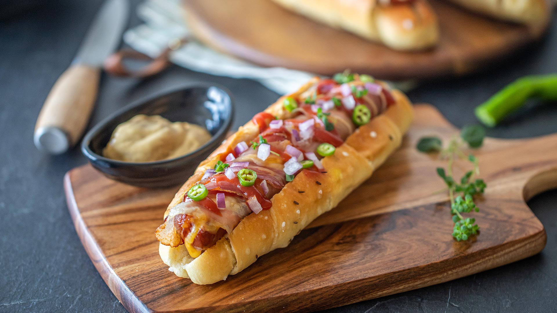 Grill kobasice punjene sirom i omotane slaninom