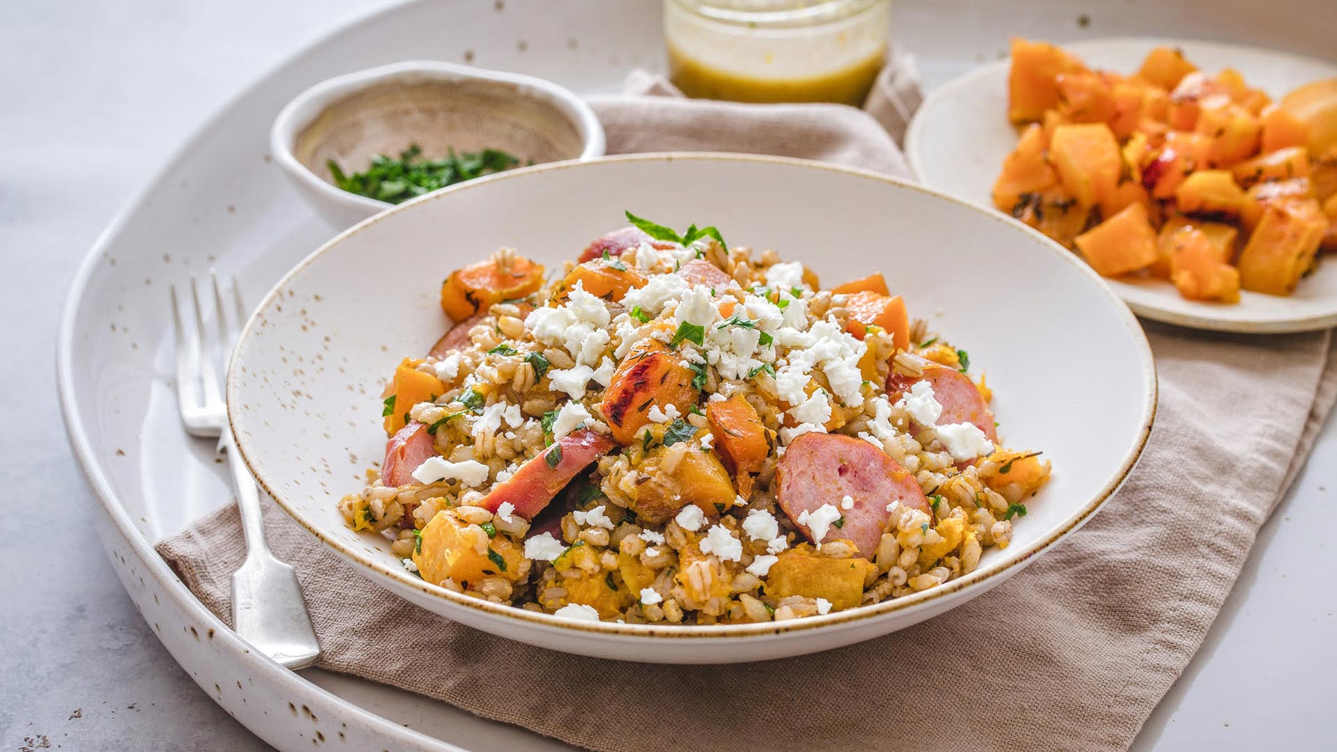 Salata od ječma s kobasicama i batatom