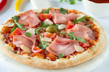 brza-pizza-iz-tave-sa-sunkom-i-mozzarellom-01
