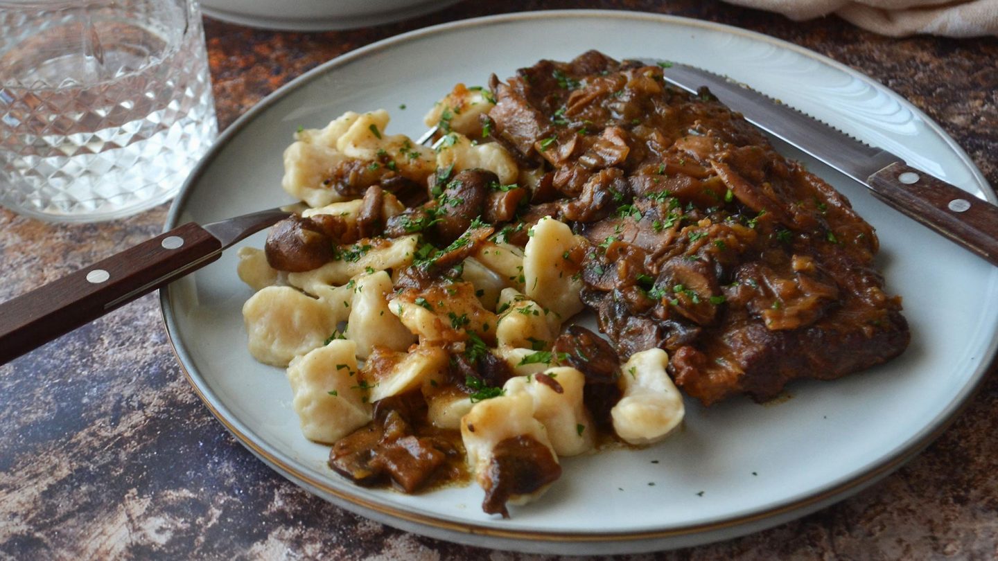 Trganci s junetinom u umaku od gljiva i pastrnjaka