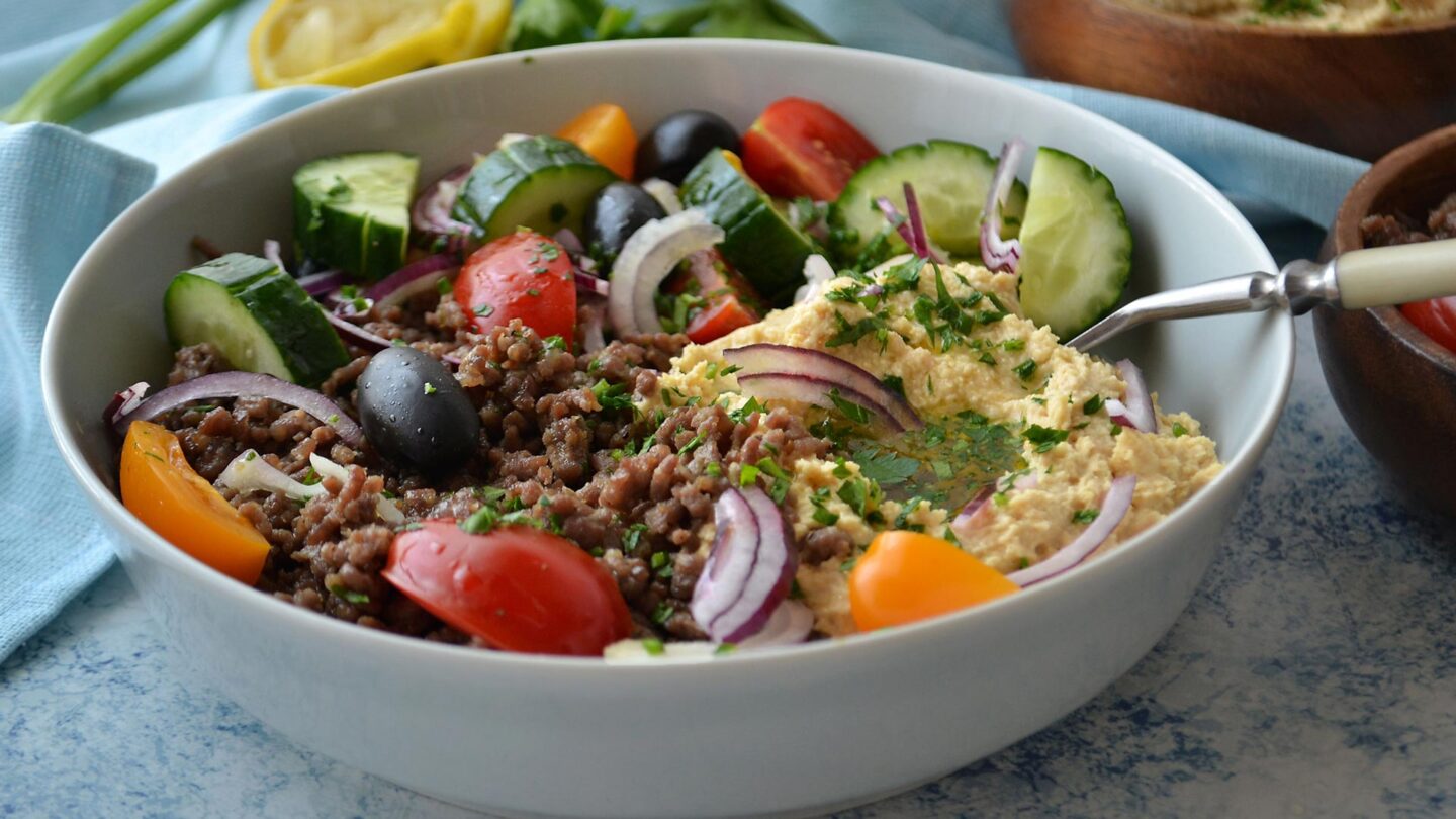 Bowl s junetinom i humusom