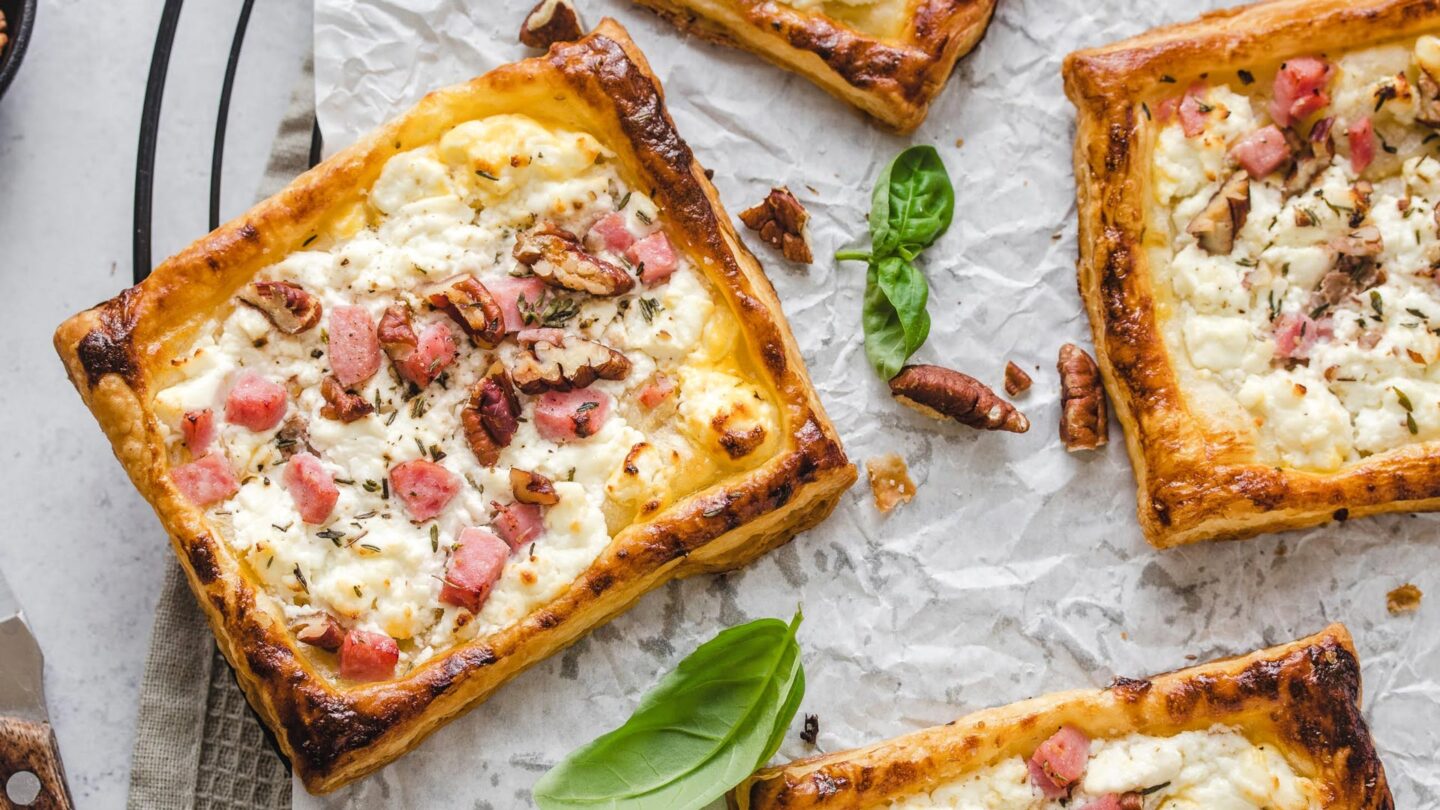 Mini lisnati tartovi s kozjim sirom i šunkom