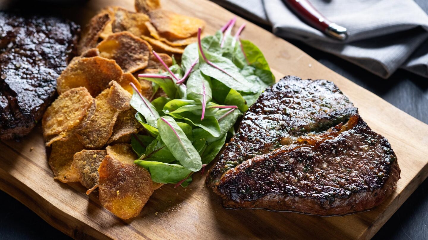Heart steak s čipsom od krumpira i umakom