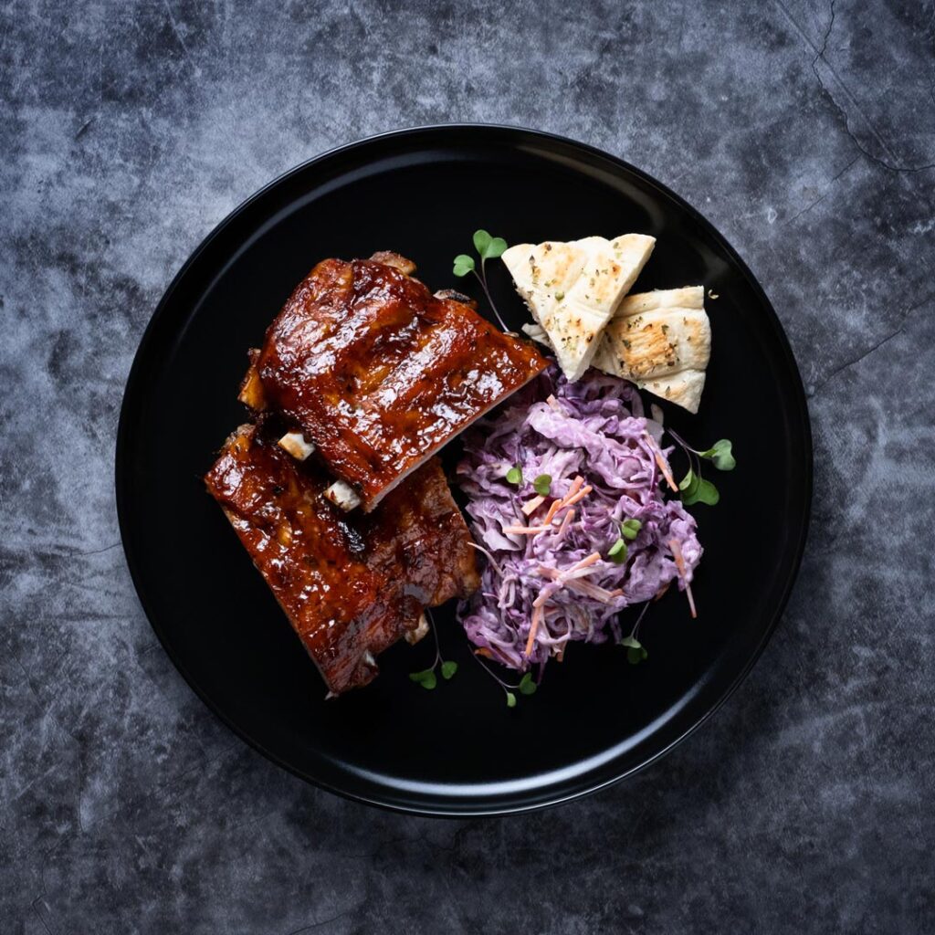 Sporo kuhana svinjska rebra s Cole Slaw salatom