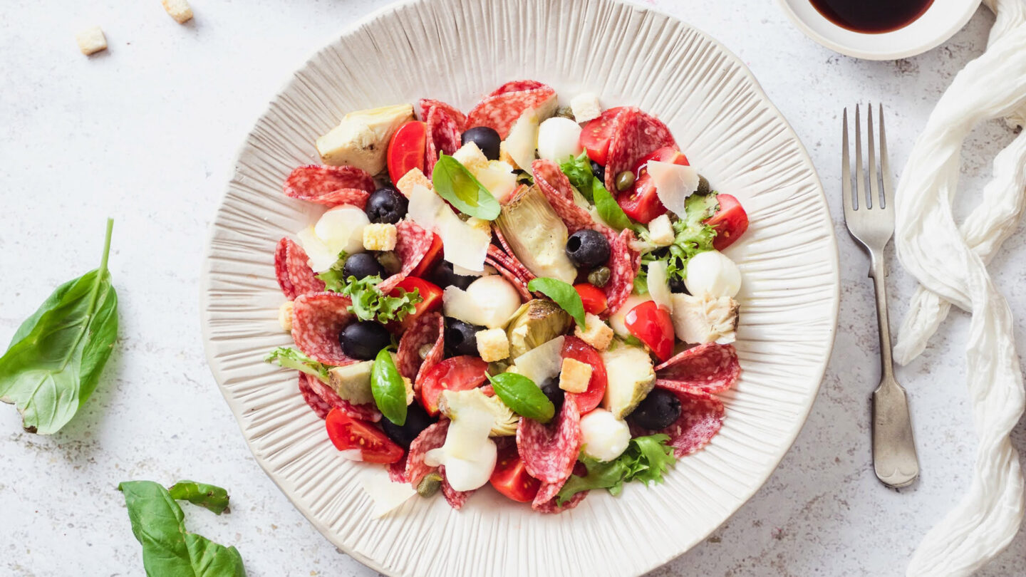 Salata s artičokama i čajnom kobasicom