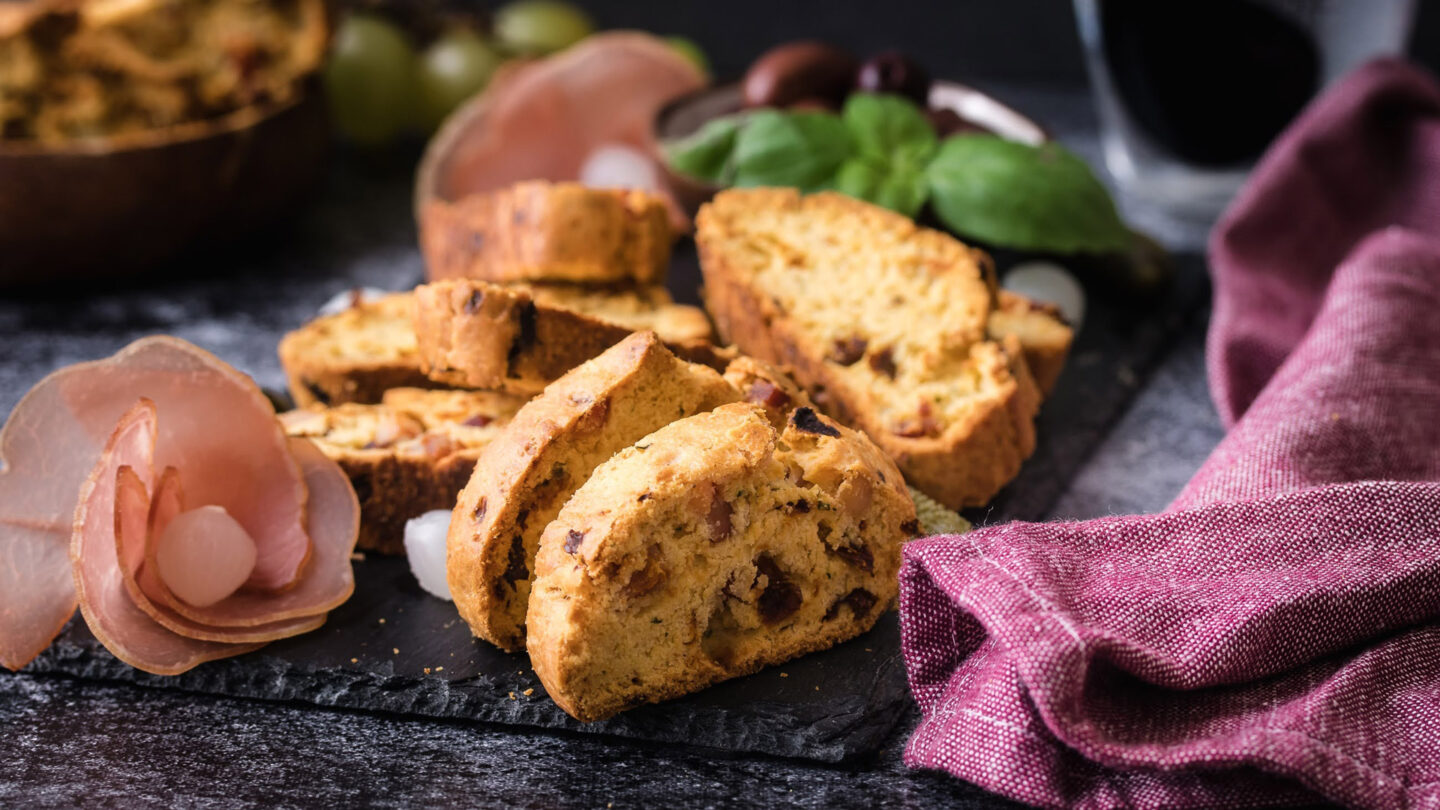 Cantuccini s pancetom i suhim rajčicama