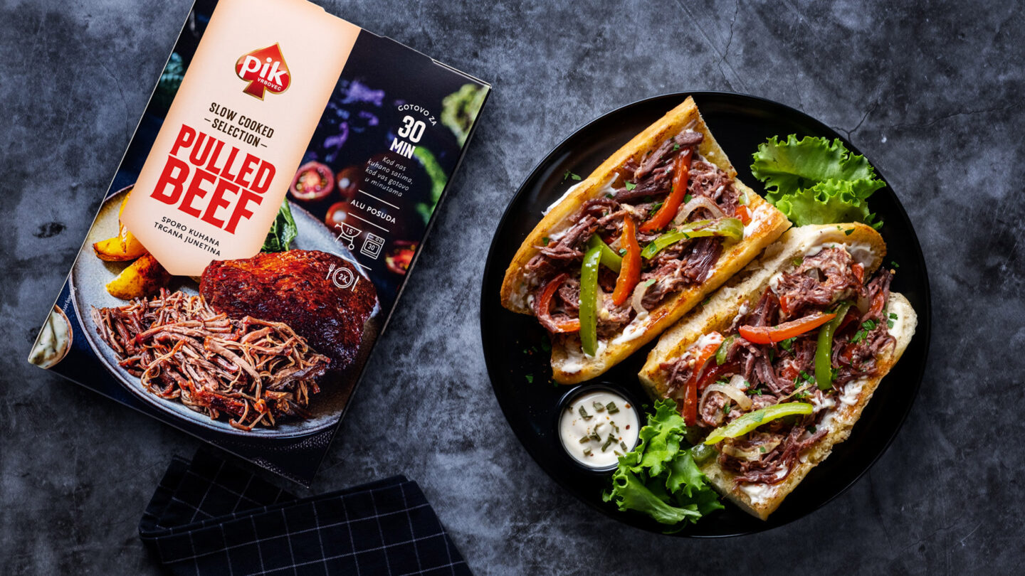 Pulled Beef sendvič s paprikom, lukom i sirom