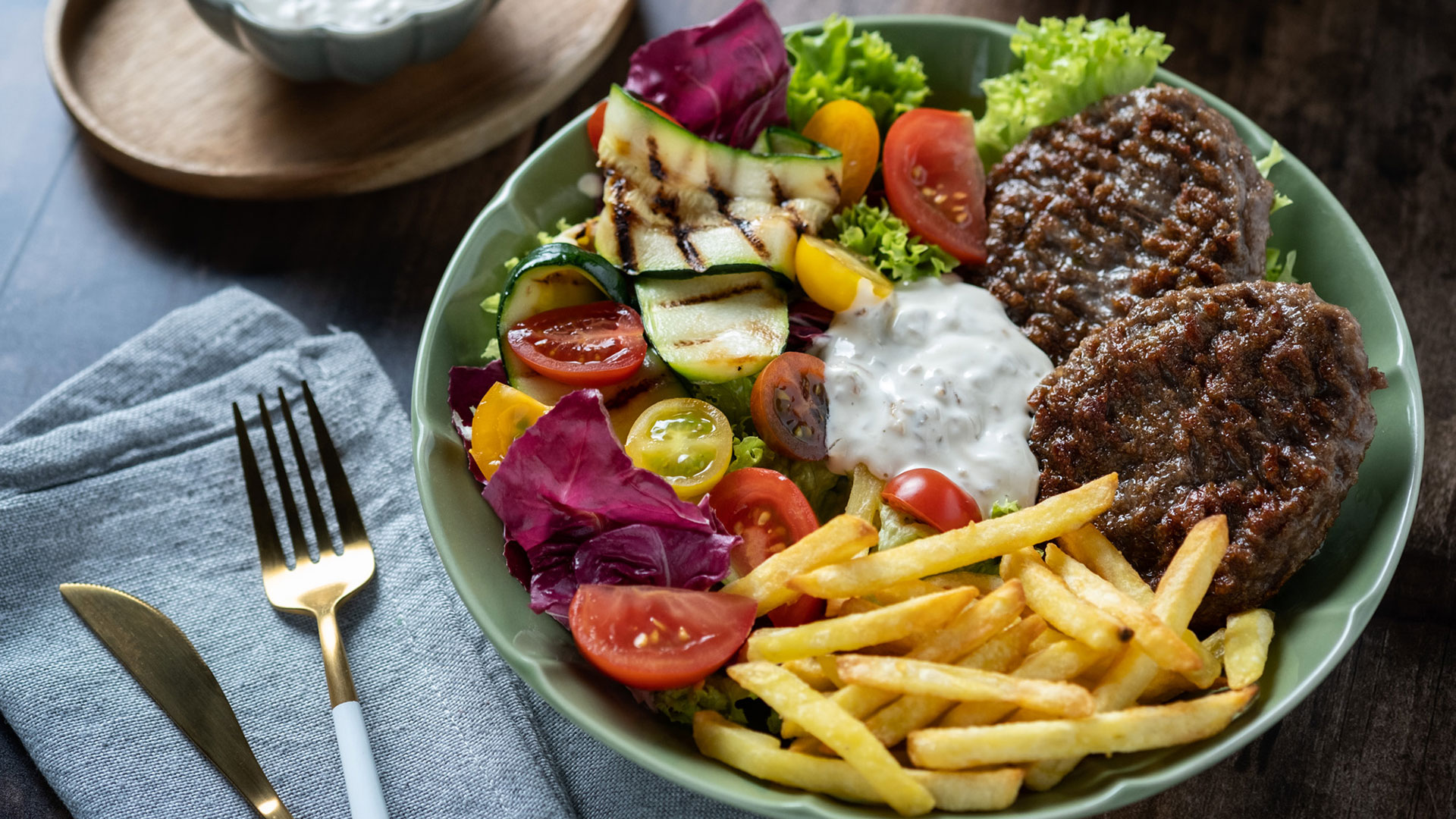 Burger Bowl s umakom od luka i svježim povrćem