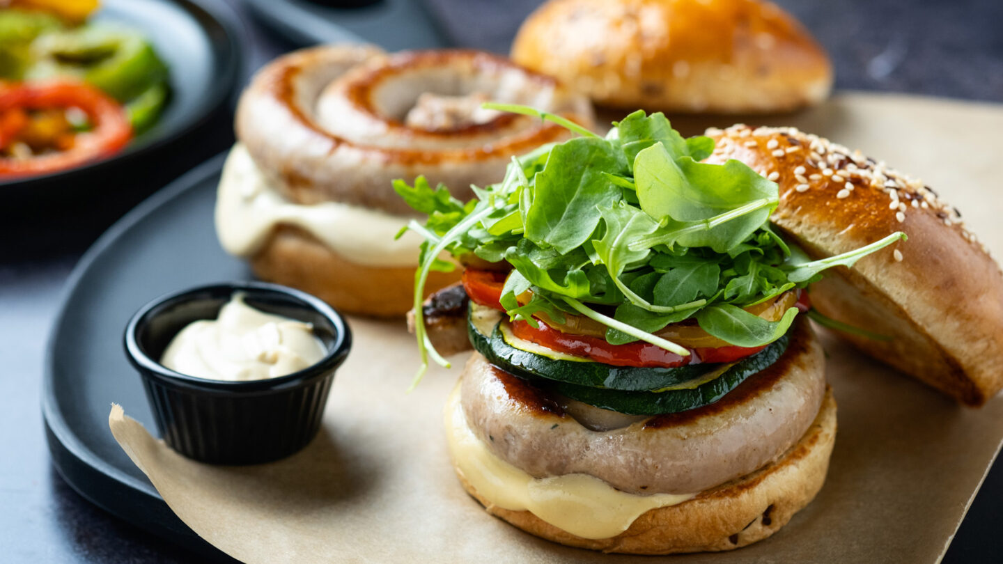 Roštilj kobasica s povrćem u burger pecivu
