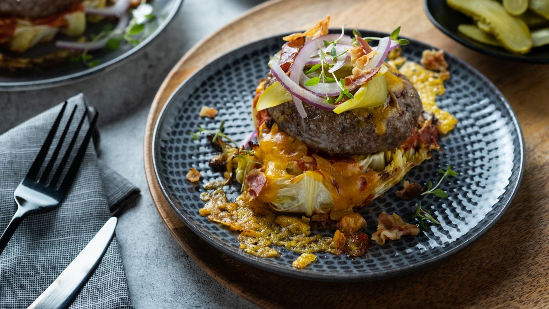 Keto burgeri s pancetom i sirom