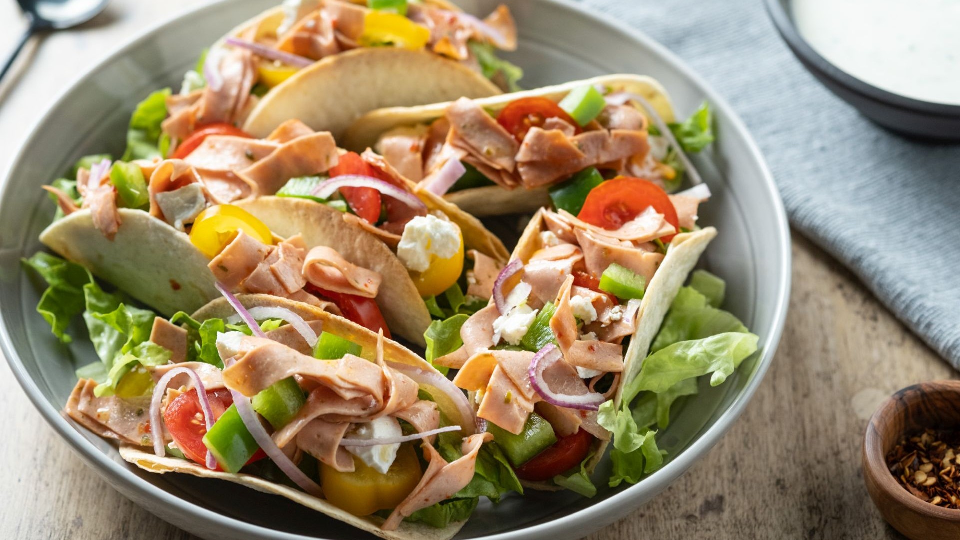 Mini tacosi s parizerom, feta sirom i povrćem