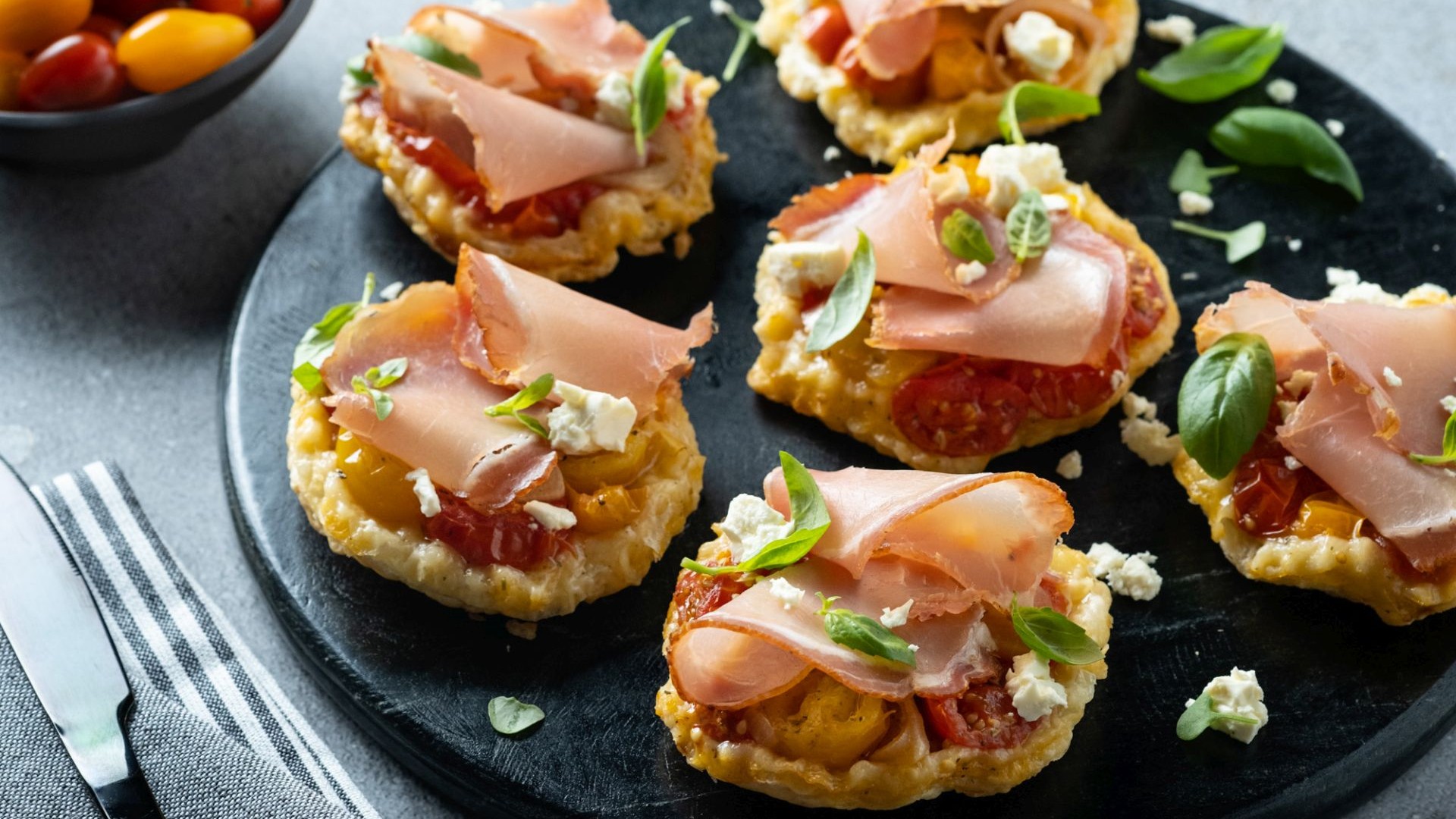 Mini tartovi s pečenicom, rajčicama i feta sirom