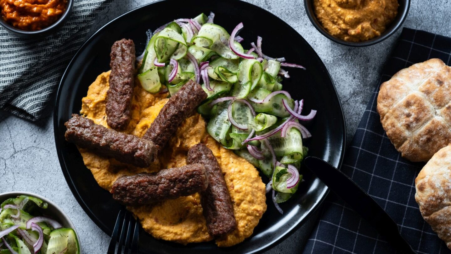 Juneći ćevapi s humusom, ajvarom i salatom od krastavaca