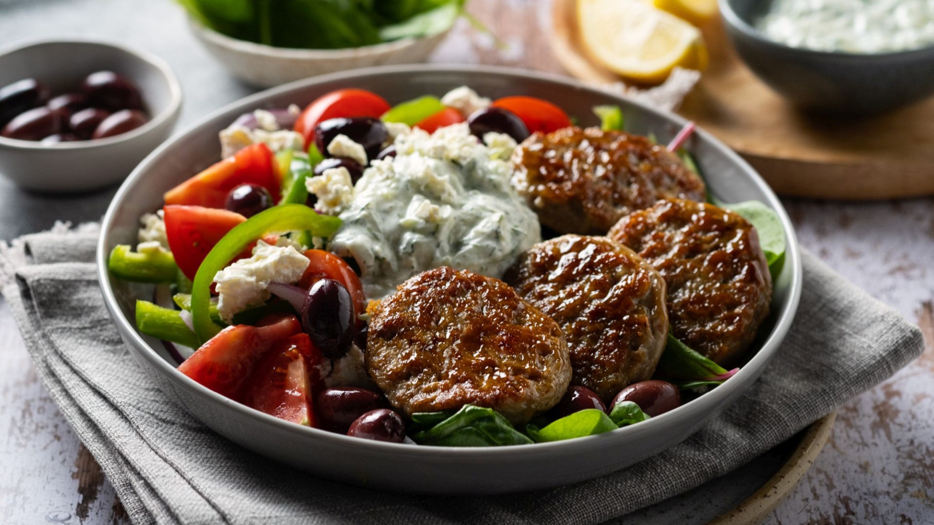 Mesni uštipci sa tzatziki umakom i salatom