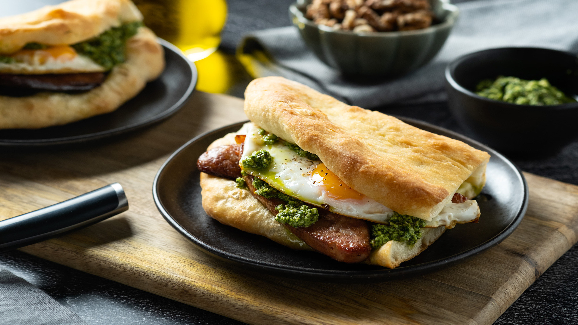 Sendvič od pizza tijesta s kobasicama, pestom i jajima