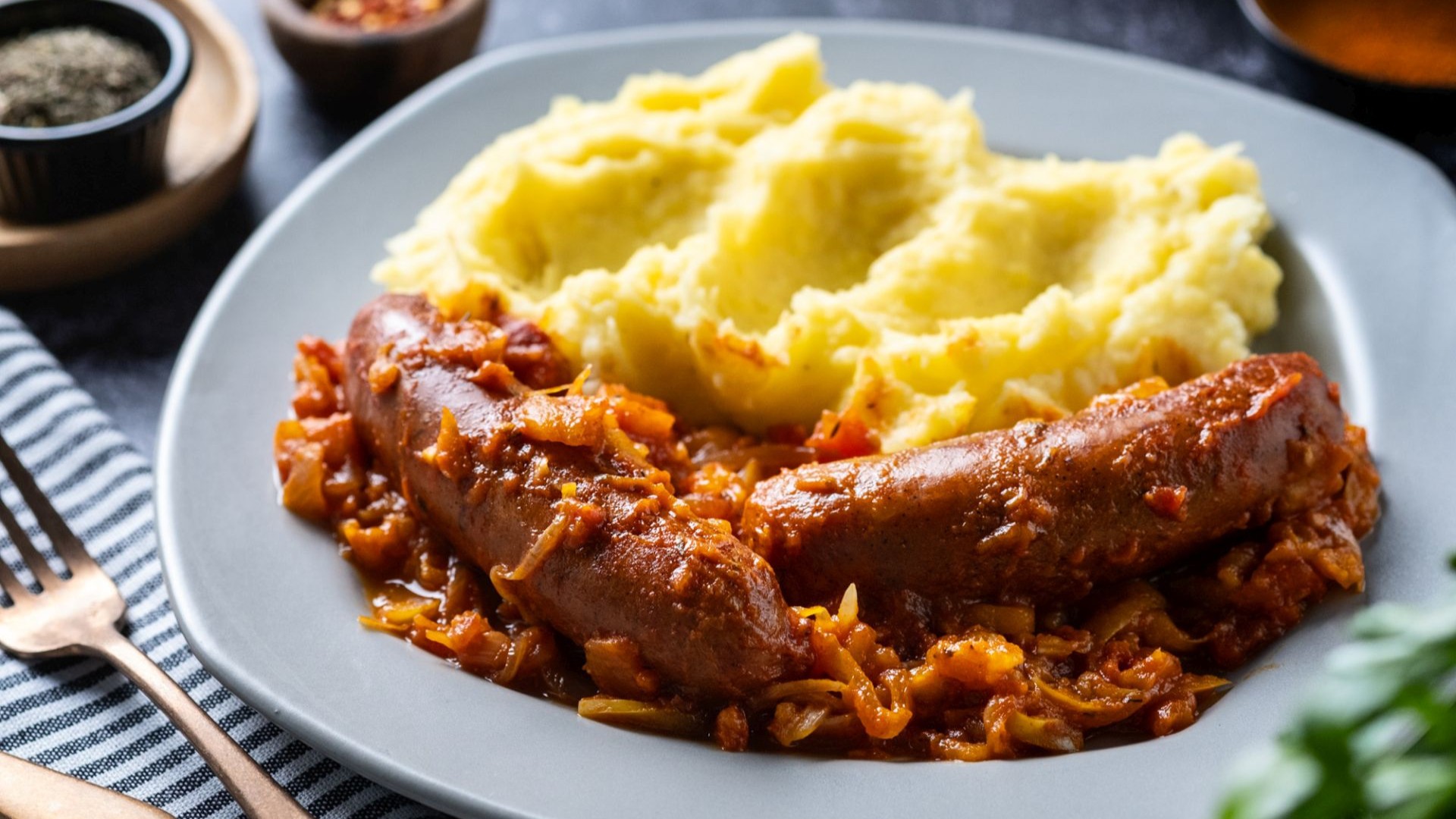 Ljute kobasice u umaku od jabuka i luka