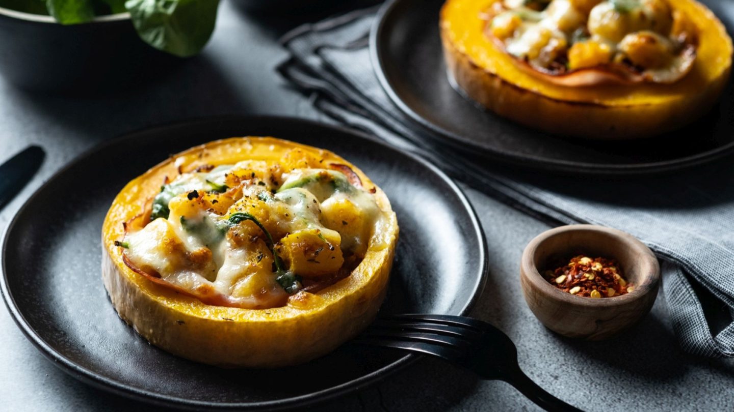 Muškatna tikva sa šunkom, mozzarellom i špinatom