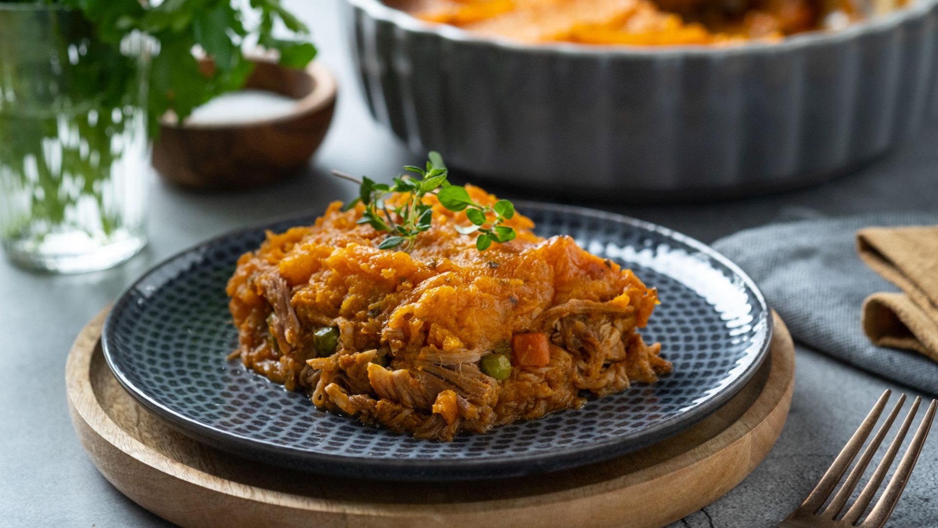 Trgana svinjetina s batatom, graškom i mrkvom