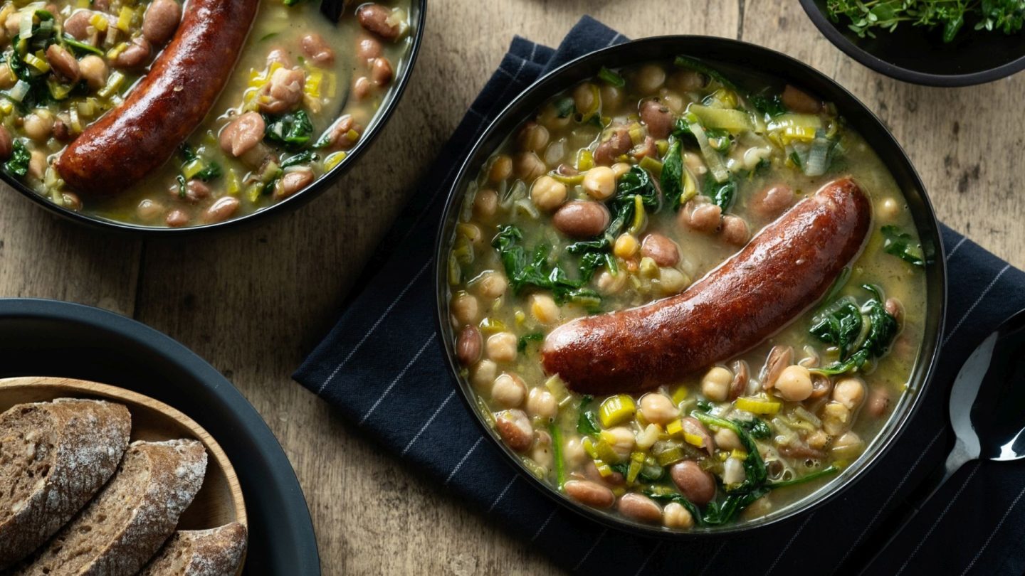 Varivo s češnjovkama, grahom i slanutkom