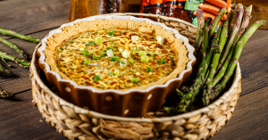 Tart od šparoga i kobasice – proljetni favorit